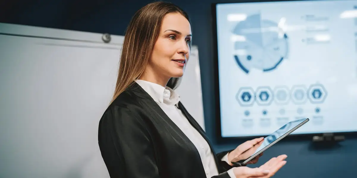Una donna partecipa a una iniziativa formativa, dedicata all’importanza della consapevolezza finanziaria come strumento per promuovere l’empowerment femminile.